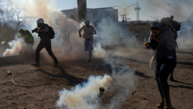 Photo of लॉकडाउन के दौरान 200 से ज्यादा लोगों की उमड़ी भीड़, पुलिस ने छोड़ी आंसू गैस