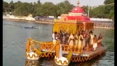 Photo of पुरी में चंदन पोखरी की नौका पर विराजमान हुए भगवान श्री जगन्नाथ
