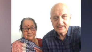 Photo of अमिताभ बच्चन के बाद अब अनुपम खेर की मां और भाई समेत परिवार के 4 लोग भी कोरोना संक्रमित