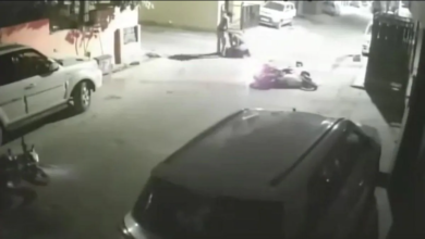Photo of लखनऊ: सिपाहियों ने फ़िल्मी स्टॉइल में बाइक चोर को पकड़ा, देखें वीडियो