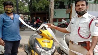 Photo of हेलमेट न पहनने पर पुलिस ने सब्जी विक्रेता को थमाया 42,500 रुपए का चालान