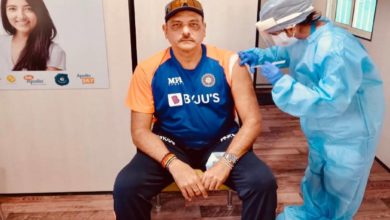 Photo of टीम इंडिया के कोच रवि शास्त्री ने लगवाई कोरोना वैक्सीन, ट्वीट कर कही ये बात