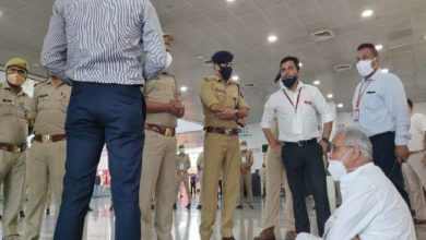 Photo of छत्तीसगढ़ के सीएम भूपेश बघेल को एयरपोर्ट पर रोका, धरने पर बैठे