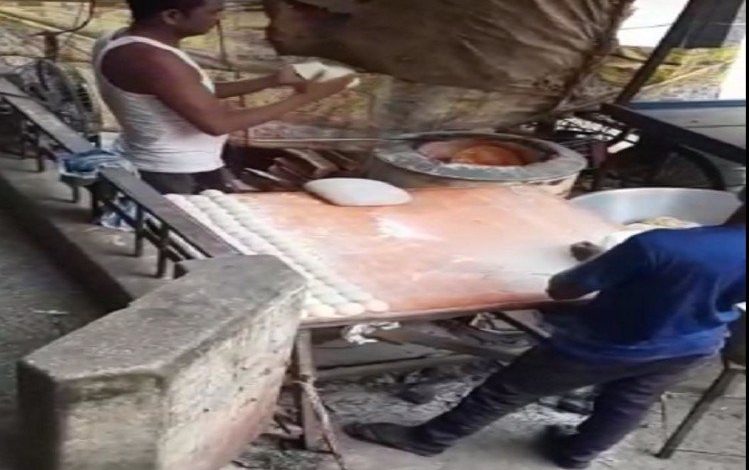 ग़ाज़ियाबाद में थूक लगाकर रोटी-नान बनाने वाले का Video Viral, आरोपी गिरफ्तार