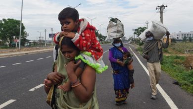 Photo of जम्मू-कश्मीर: आतंकियों के डर से पलायन को मजबूर हो रहे हैं प्रवासी मजदूर, कहा- हम लोग कभी वापस घाटी नहीं जाएंगे