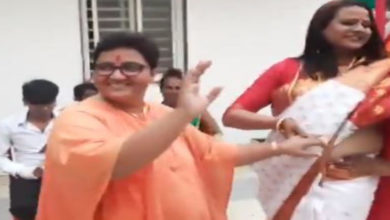 Photo of सांसद साध्वी प्रज्ञा ठाकुर का गरबा खेलते हुए वीडियो Viral, कांग्रेस नेता ने कसा तंज