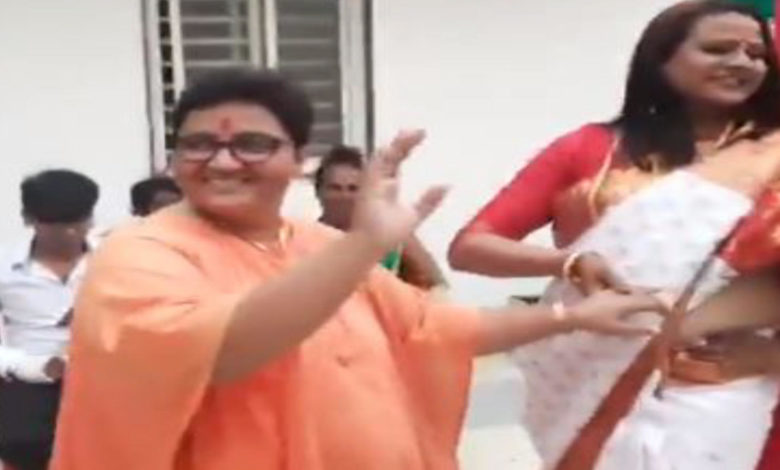 सांसद साध्वी प्रज्ञा ठाकुर का गरबा खेलते हुए वीडियो Viral, कांग्रेस नेता ने कसा तंज