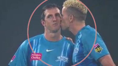 Photo of मैच के दौरान कप्तान पीटर सिडल ने गेंदबाज डेनियल वॉरेल को किया किस, यूज़र्स जमकर कर रहे तारीफ