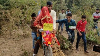 Photo of मध्य प्रदेश : डीएसपी ने पेश की सादगी की मिसाल, साइकिल पर बिठाकर लाये दुल्हनियां, तस्वीरें वायरल