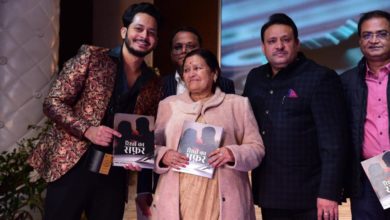 Photo of लखनऊ : फिल्म निर्माता नितिन मिश्रा की माता जी द्वारा लिखित पुस्तक ‘रिश्तों का सफर’ का हुआ भव्य विमोचन