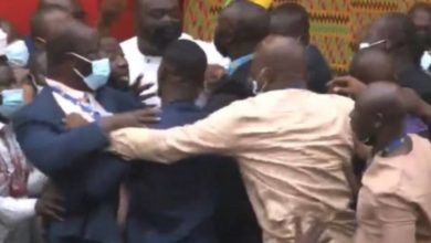 Photo of घाना : इलेक्ट्रॉनिक कम्युनिकेशन टैक्स पर बहस के दौरान सांसदों ने जमकर चलाये लात-घूंसे