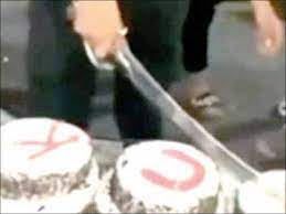 Photo of जन्मदिन पर तलवार से केक काटना पड़ा भारी, वीडियो वायरल होने के बाद पुलिस ने किया गिरफ्तार