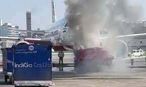 Photo of मुंबई एयरपोर्ट : खड़े विमान के आगे धूं-धूं कर जल गया ट्रैक्टर, बड़ा हादसा टला
