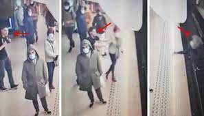 Photo of तेज रफ्तार में आ रही ट्रेन के सामने शख्स ने महिला को दिया धक्का, ऐसे बची जान