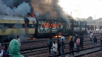 Photo of मेरठ के दौराला स्टेशन पर सहारनपुर-दिल्ली पैसेंजर ट्रेन में लगी आग, दो कोच जले