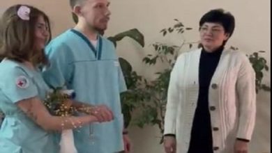 Photo of रूस-यूक्रेन जंग के बीच प्यार चढ़ा परवान, कपल ने हॉस्पिटल में की शादी, देखें वीडियो