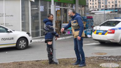 Photo of यूक्रेन: शख्स के पैंट उतारकर उसे पोल से बांधा, लूटपाट करने पर मिली सजा