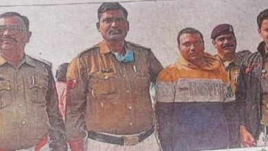Photo of एमपी के चोर को यूपी से पकड़कर पुलिसकर्मियों ने किया गंगा स्नान, मिला नोटिस, जानें पूरा मामला
