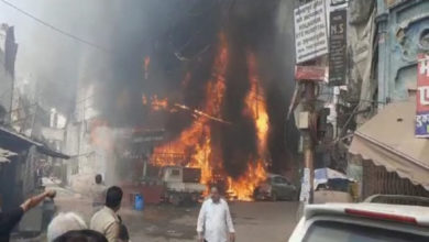 Photo of लखनऊ के अमीनाबाद में लगी भीषण आग, हड़कंप