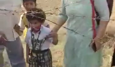 Photo of आगरा: कटीले तारों से निकलकर जाना पड़ रहा स्कूल, वीडियो वायरल