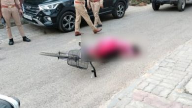 Photo of लखनऊः अवैध संबंध के शक में बीच सड़क पति ने पत्नि को उतार मौत के घाट, इलाके में मची सनसनी