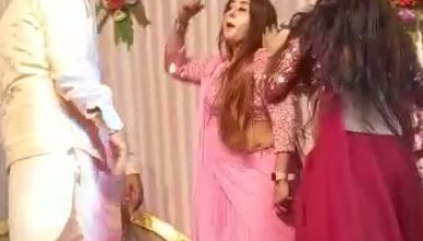 Photo of शराब के नशे में धुत तीर्थ पुरोहित, बार बालाओं के साथ डांस करते हुए वीडियो वायरल