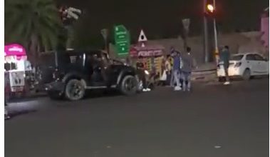 Photo of लखनऊ के 1090 चौराहे पर रईसजादों का स्टंट करते हुए वीडियो हुआ वायरल, पुलिस ने ऐसे उतारा रईसी का भूत