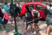 Photo of बीच सड़क पर भिड़ीं नामी स्कूल की लड़कियां, गैंगवार का वीडियो वायरल