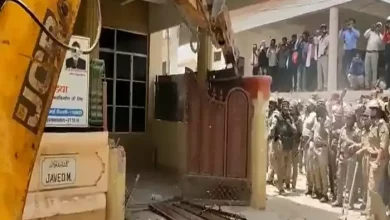 Photo of प्रयागराज हिंसा के ‘मास्टरमाइंड’ जावेद पंप के घर चला बुलडोजर, अवैध निर्माण को लेकर कार्रवाई