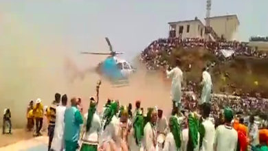 Photo of Uttrakhand के CM Pushkar Singh Dhami ने की Helicopter की इमरजेंसी लैंडिंन, मची भगदड़