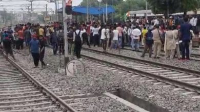 Photo of ‘अग्निपथ योजना’ पर सुलगा बिहार, सड़क पर उतरे छात्र, रेल ट्रैक किया जाम