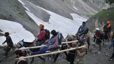 Photo of खराब मौसम और जम्मू-कश्मीर राजमार्ग की बुरी हालत के कारण अमरनाथ यात्रा निलंबित