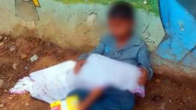 Photo of 2 साल के भाई के शव को गोद में लेकर घंटो बैठा रहा 8 साल का मासूम, नहीं मिली एंबुलेंस