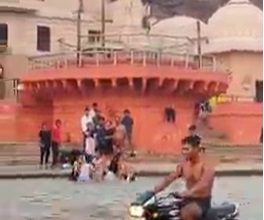 Photo of दंपति की अश्लीलता के बाद राम की पैड़ी पर बाइक स्टंट का वीडियो वायरल