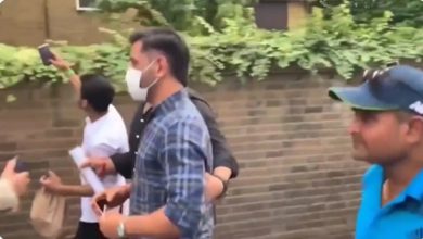 Photo of लंदन की सड़कों पर धोनी के साथ सेल्फी लेने के लिए बेकाबू हुए फैंस, सुरक्षाकर्मियों का लेना पड़ा सहारा, देखें वीडियो
