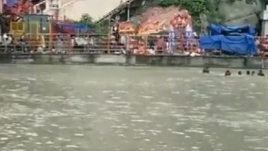 Photo of हरिद्वार: गंगा नदी के तेज बहाव में बहे सात कांवड़िए, सेना और पुलिस ने मिलकर बचाया, देखें वीडियो