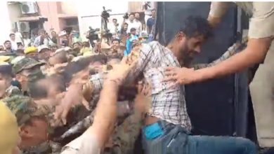 Photo of उदयपुरः कोर्ट में पेशी के दौरान आक्रोशित लोगों ने आरोपियों की जमकर की पिटाई