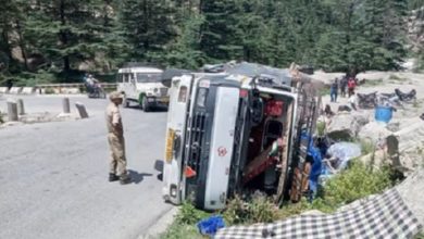 Photo of कांवड़ यात्रा: गंगोत्री हाईवे पर पलटा 15 कांवड़ियों से भरा ट्रक, मौके पर पहुंची पुलिस फोर्स ने सुरक्षित निकाला