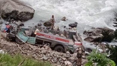 Photo of जम्मू-कश्मीर के पहलगाम में हुआ बड़ा हादसा, गहरी खाई में गिरी ITBP की बस, 6 जवान शहीद, 39 थे सवार