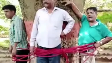 Photo of झारखंडः परीक्षा में कम नंबर आए तो छात्रों ने टीचर को पेड़ से बांधकर पीटा, वीडियो वायरल