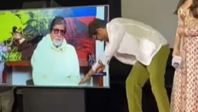 Photo of अमिताभ बच्चन और सुनील ग्रोवर के बीच छिड़ा पैर छूने का कॉम्पटीशन, वायरल हो रहा वीडियो