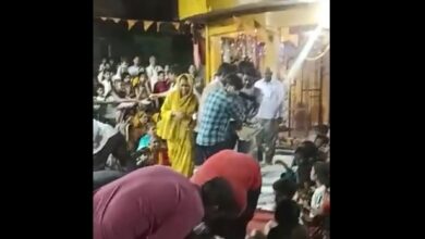Photo of मैनपुरीः हनुमान जी के वेश में नाच रहा था युवक, मंच पर चली गई जान, देखें मौत का LIVE VIDEO