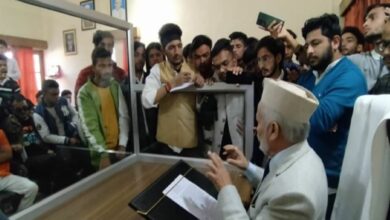 Photo of अल्मोड़ा: छात्रों ने कुलपति का किया घेराव, उच्च शिक्षा मंत्री के आश्वाशन से बानी बात