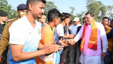 Photo of चंपावत: बनबसा स्पोर्ट्स स्टेडियम में फुटबॉल का फाइनल मैच,  सभी खिलाड़ियों से मिले मुख्यमंत्री धामी