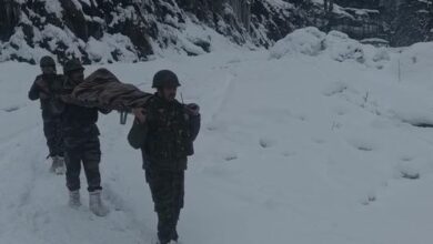 Photo of J&K : देवदूत बनी भारतीय सेना, बर्फ में कंधों पर लादकर बुजुर्ग को पहुंचाया अस्पताल