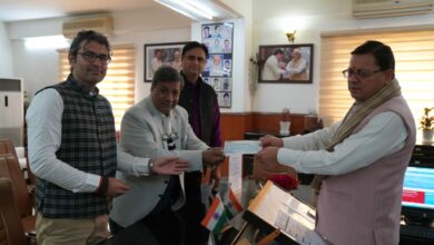 Photo of जोशीमठ को लेकर UPES के चांसलर डॉ. सुनील राय ने मुख्यमंत्री राहत कोष में दिए 05 लाख रुपए का चेक