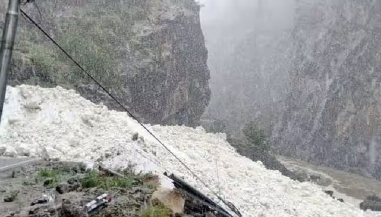 Glacier broken in Laukhung drain near China border