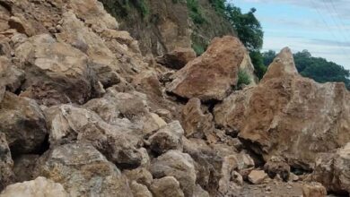 Photo of उत्तराखंड: लिपुलेख हाईवे के पास दरकी चट्टान, फंसे तीर्थयात्रियों को SDRF ने सुरक्षित निकाला