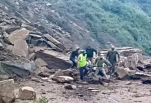 Photo of जम्मू-श्रीनगर नेशनल हाईवे पर भूस्खलन की चपेट में आकर खाई में गिरा ट्रक, चार की मौत