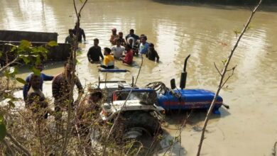 Photo of यूपी के कासगंज में बड़ा हादसा, बेकाबू ट्रैक्टर ट्रॉली तालाब में गिरी, 15 की मौत